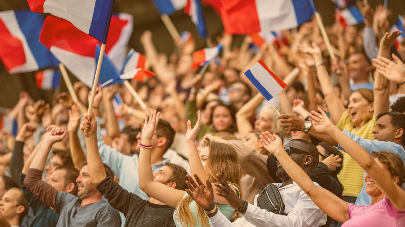Campeonato francês - Ligue 1: Torcida francesa no estádio de futebol agitando bandeirolas
