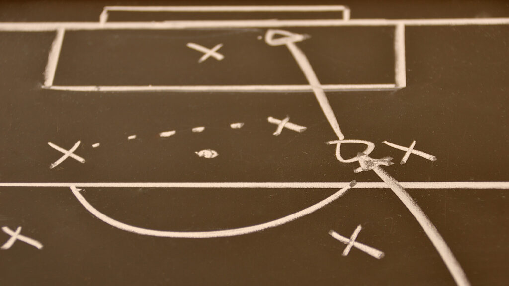 Fantasy game futebol: Esquema de futebol ou jogo de futebol no fundo do quadro negro