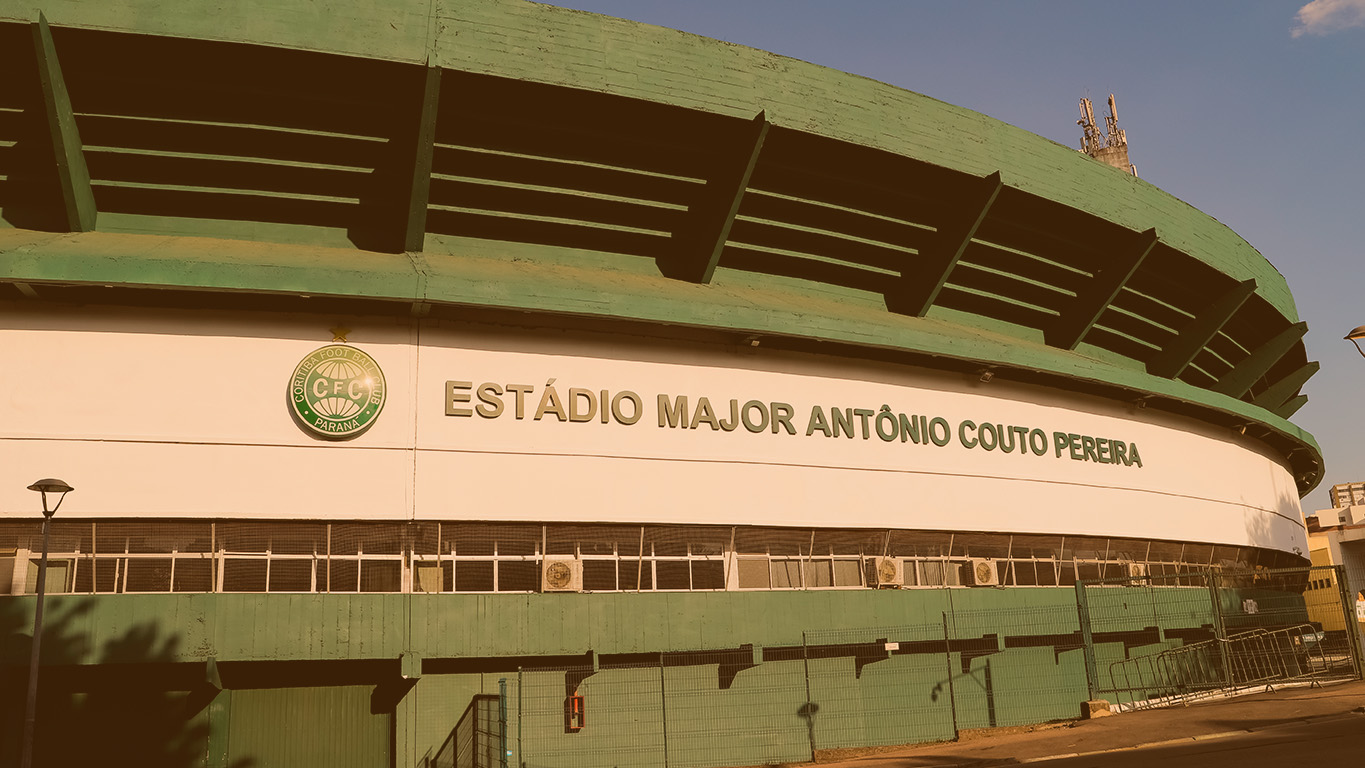 Onde comprar ingresso Coritiba. Foto mostra foco na fachada do estádio do Coritiba.