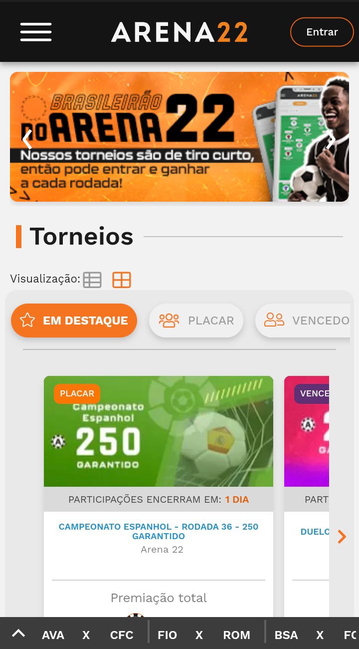 Captura de Tela de um celular com sistema Android que mostra o aplicativo no Arena 22 aberto em sua tela inicial, com os torneios em destaque e uma imagem sobre o campeonato Brasileirão 2022. Também mostra um jovem segurando uma bola de futebol.