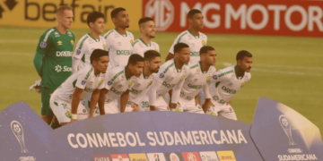 Onde comprar ingresso do Cuiabá: Jogadores do Cuiabá, uniformizados, dispostos no campo de futebol prontos para iniciar os jogos.